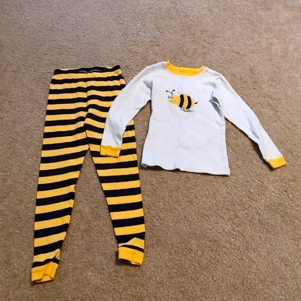 𝅺leveret Girl's Bumble Bee Striped Pajama Set, size 5T